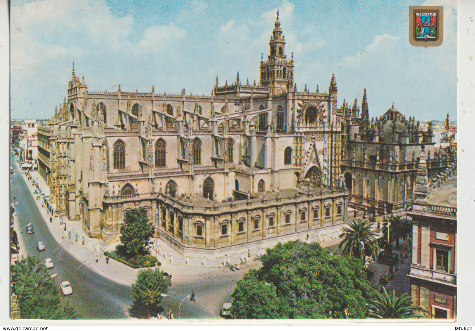 Seville  La Cathedrale Et La Rue Animée Voitures - Sevilla