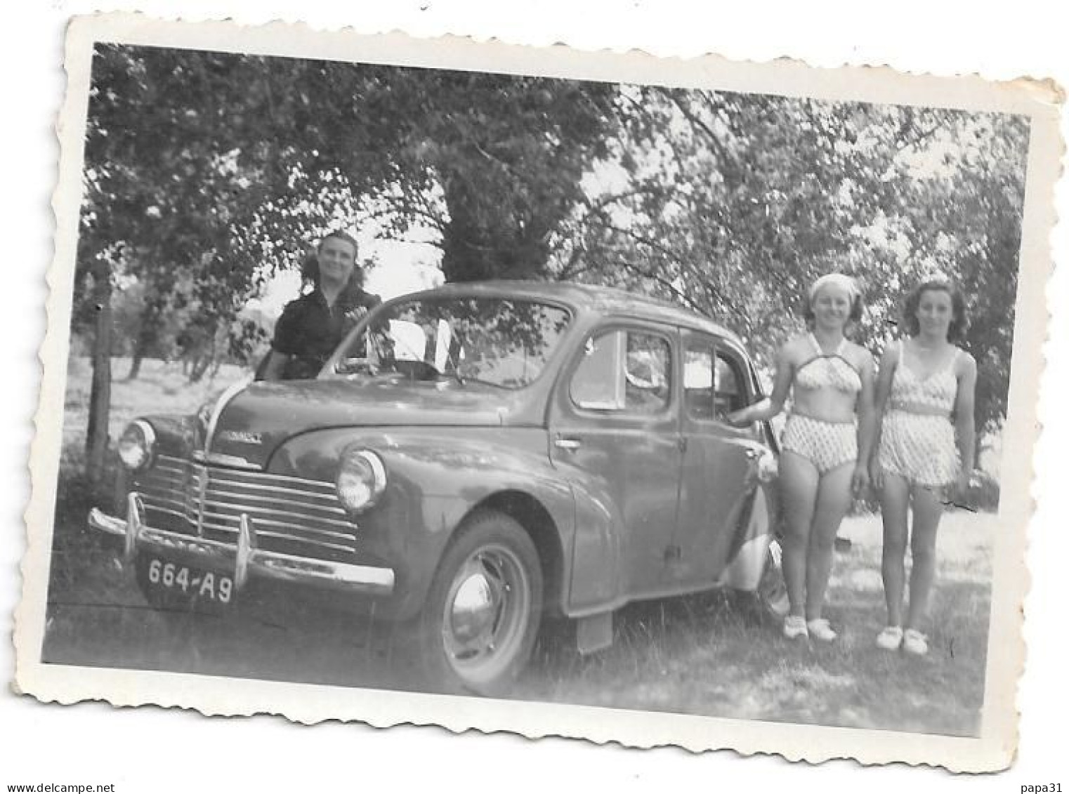 Petite Photo De Jeunes Filles En Maillot Devant D'une 4CV - Coches