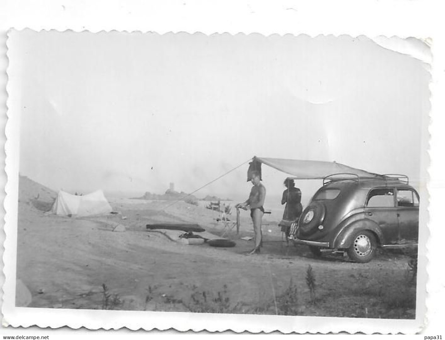 Petite Photo De Personnes Sur La Plage De Boulouris Devant Tente Et  D'une 4CV En 1953 - Automobile