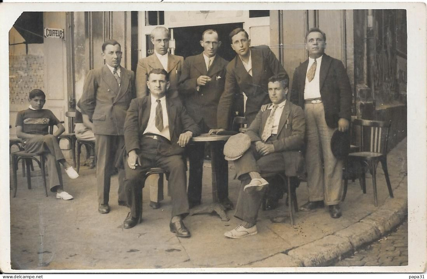 Groupe D'Hommes Devant Un Café - Men