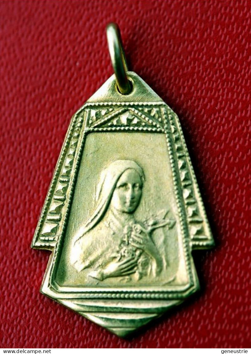 Médaille Religieuse Plaqué Or Années 30 "Ste Thérèse De L'Enfant Jésus" Religious Medal - Religion & Esotericism