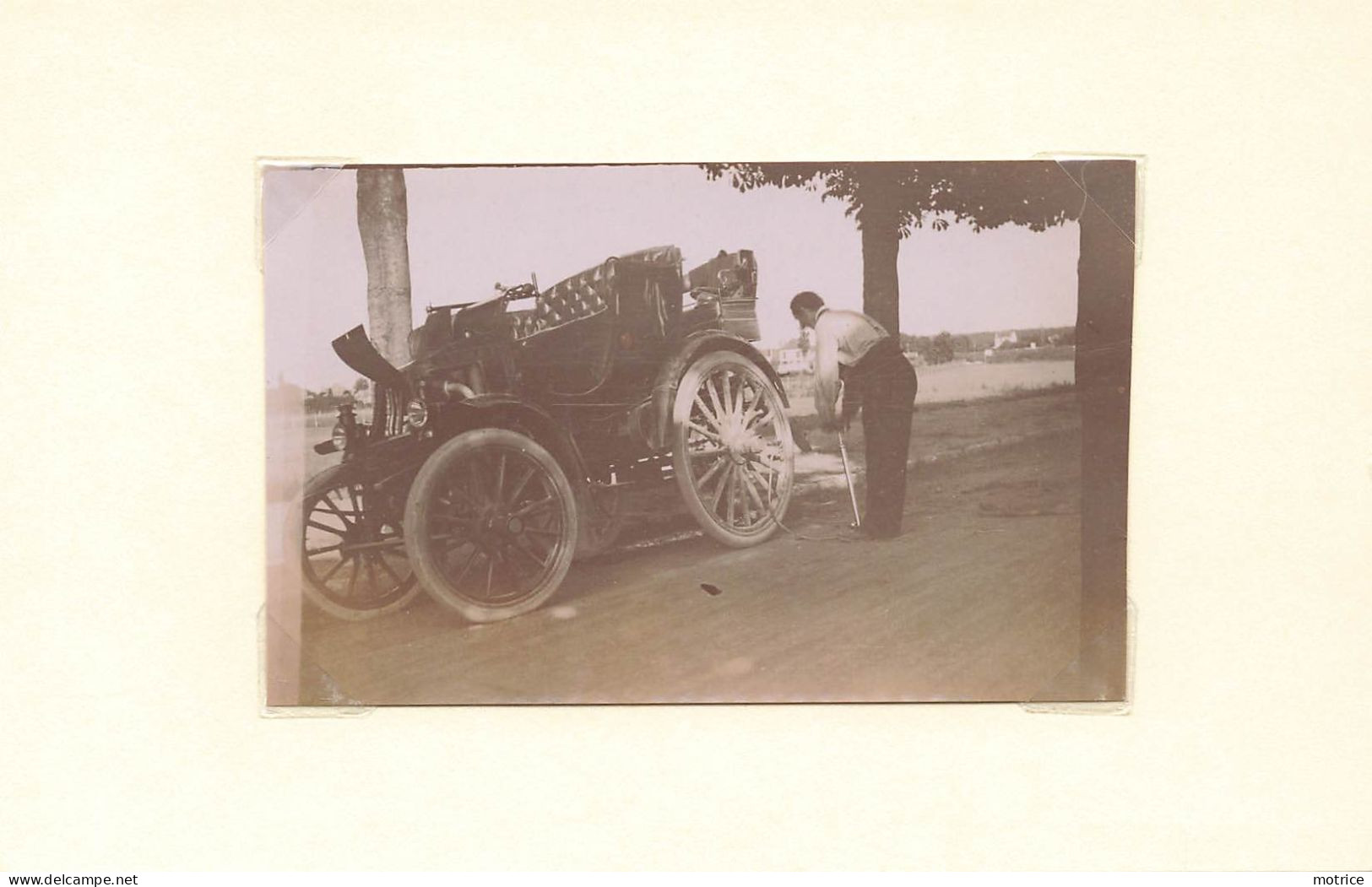 VOITURE ANCÊTRE - Modèle à Identifier, Gonflement D'une Roue (photo Vers 1900 Format 8,8cm X 5,5cm) - Automobile