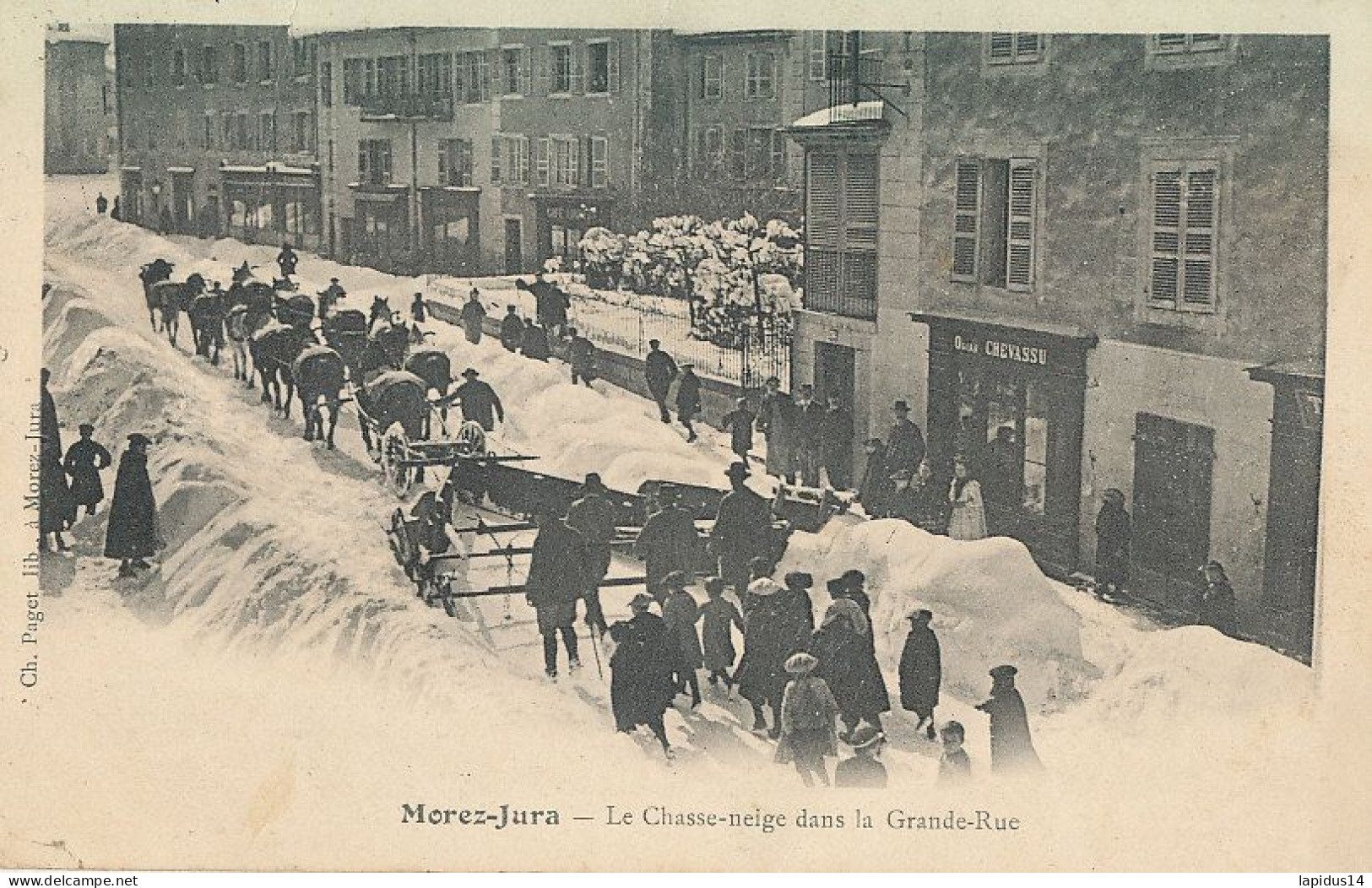 AY 561 /    CPA      MOREZ-JURA  (39) LE CHASSE NEIGE  DANS LA GRANDE RUE - Morez