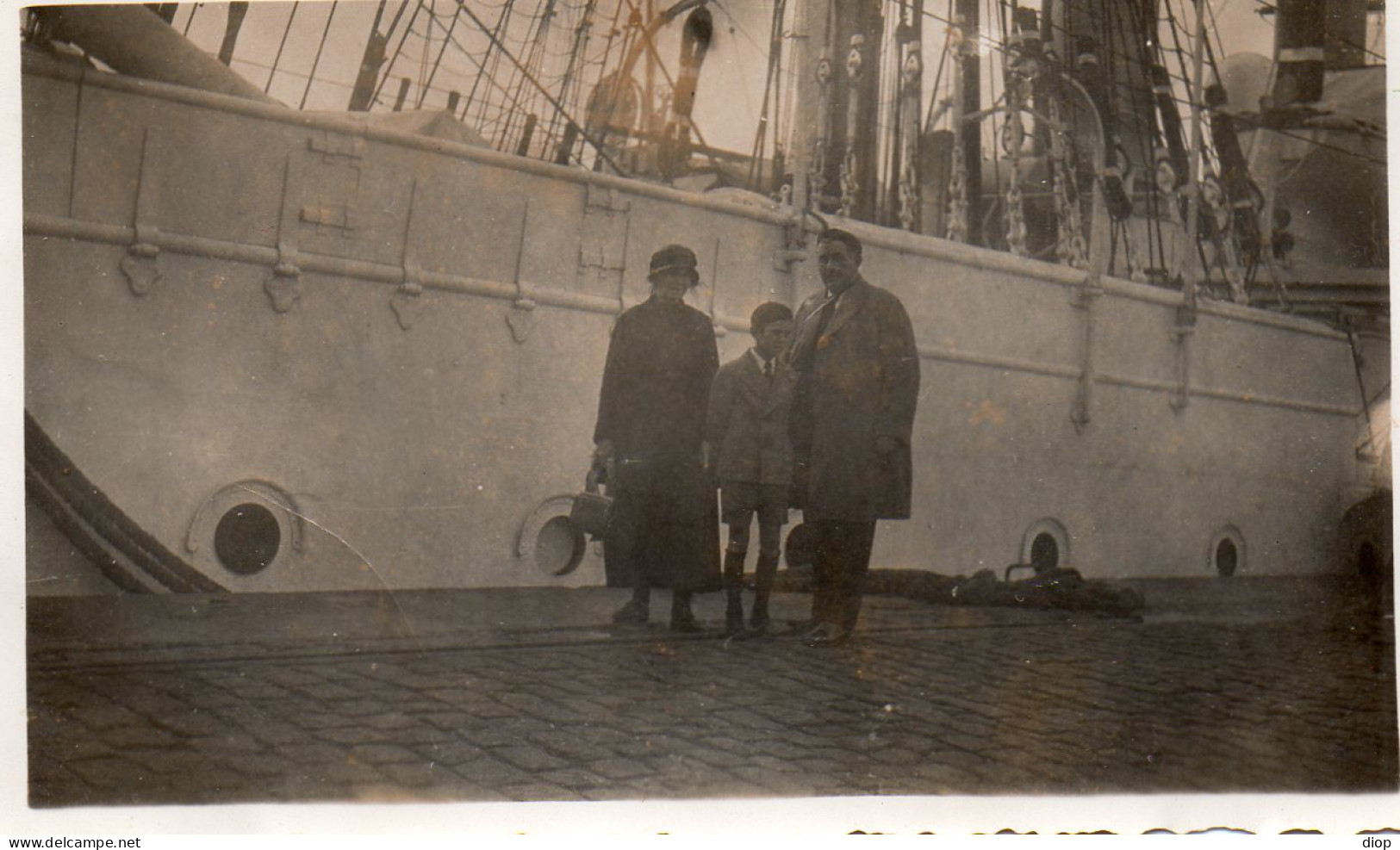 Photographie Photo Vintage Snapshot Famille Quai Dock Bateau Marin  - Barche