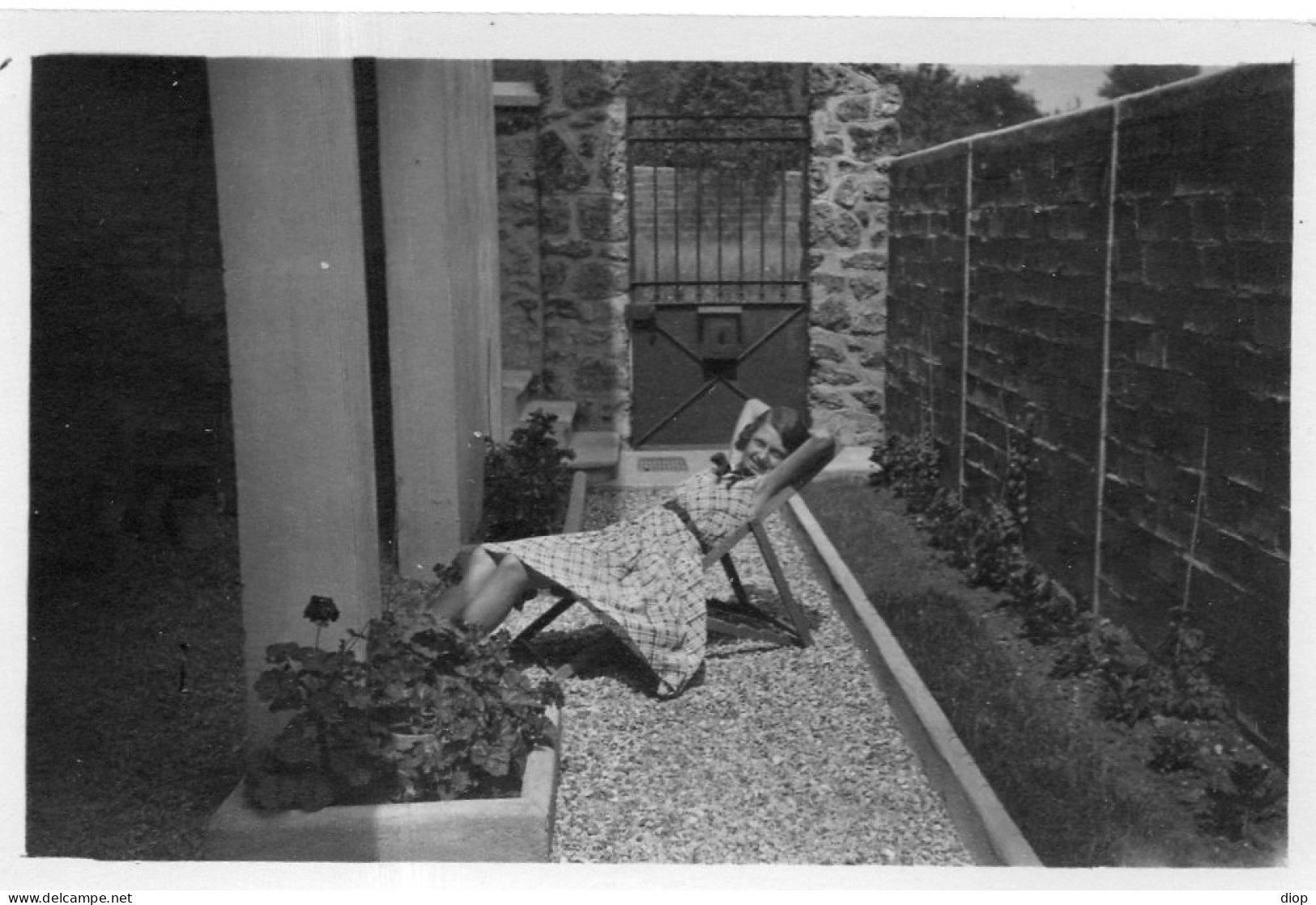 Photographie Photo Vintage Snapshot Femme Mode Fashion Repos Jardin  - Other & Unclassified
