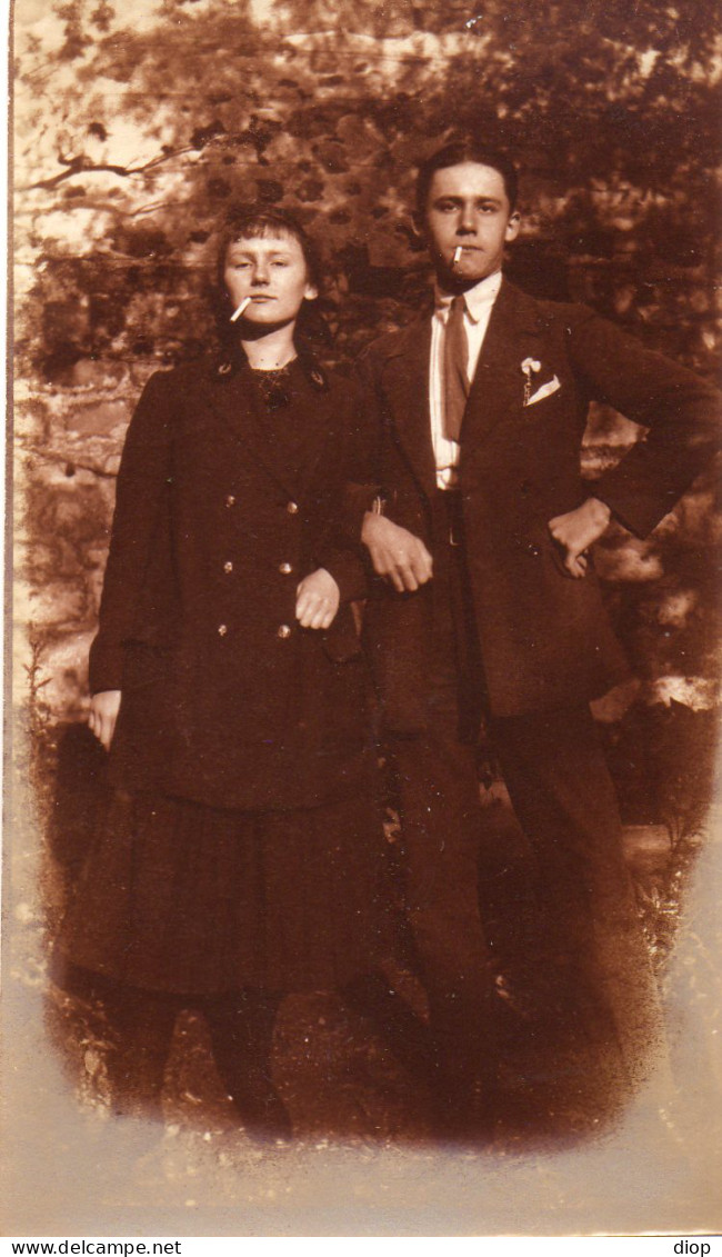 Photographie Photo Vintage Snapshot Couple  Classe Smoking  - Anonymous Persons
