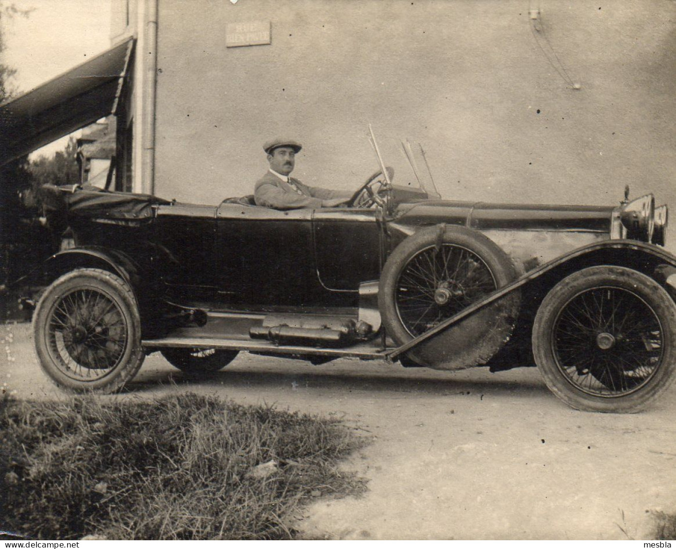Photo -  Automobile  Ancienne -  Panneau De Rue Au Dessus De L' Automobile   " Rue  Bien Pavée ???  "   1926 - Automobili