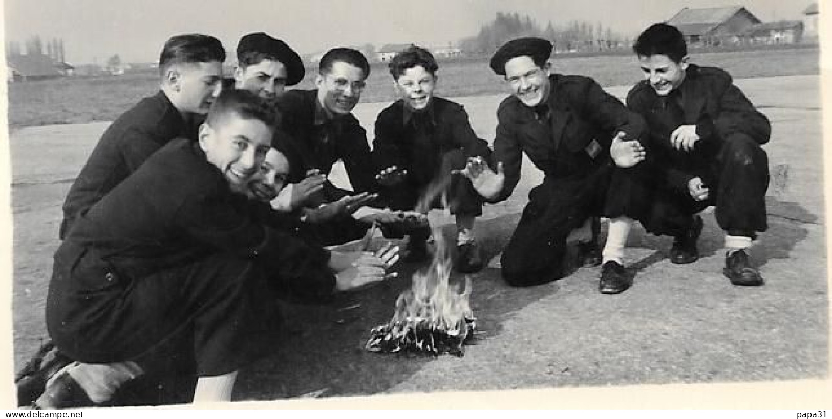 Petite Photo D'un Groupe De Jeunes Hommes Greneblois Sur Le Terrain D'Aviation En 1954 - Anonymous Persons