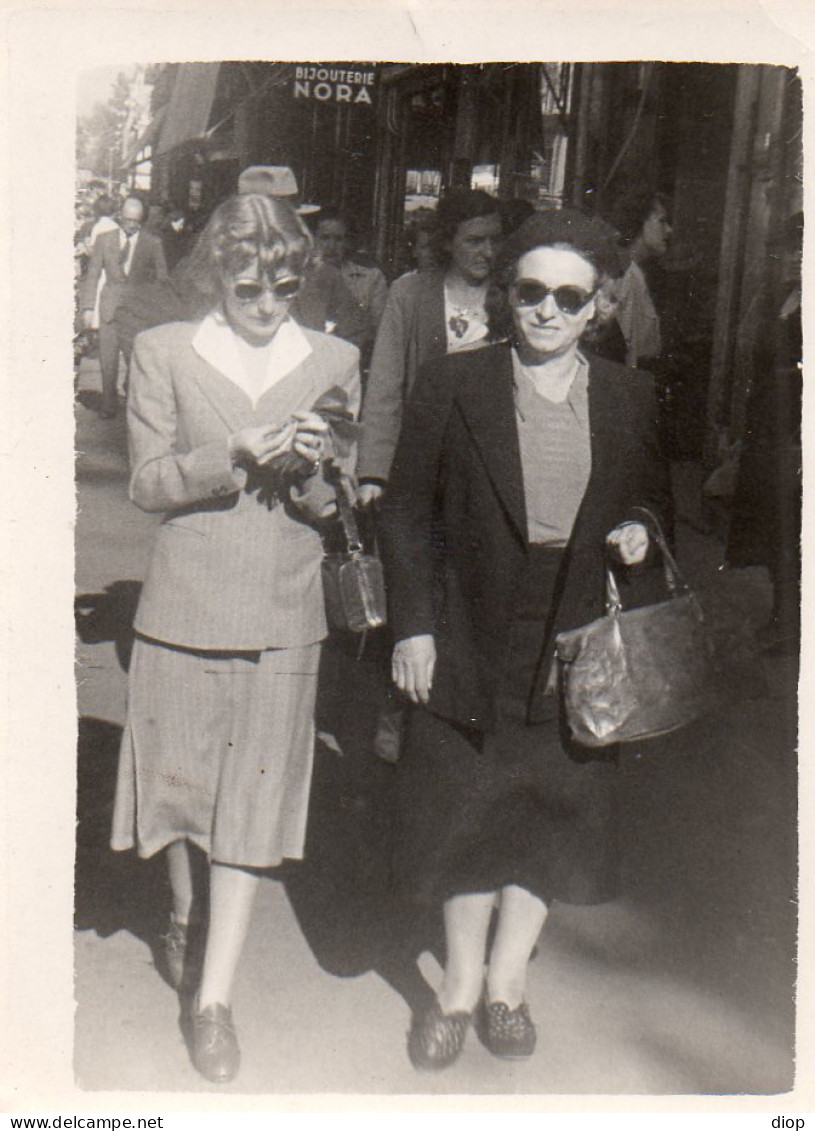 Photographie Photo Vintage Snapshot  Femme Mode Fashion Marche Walking  - Andere & Zonder Classificatie