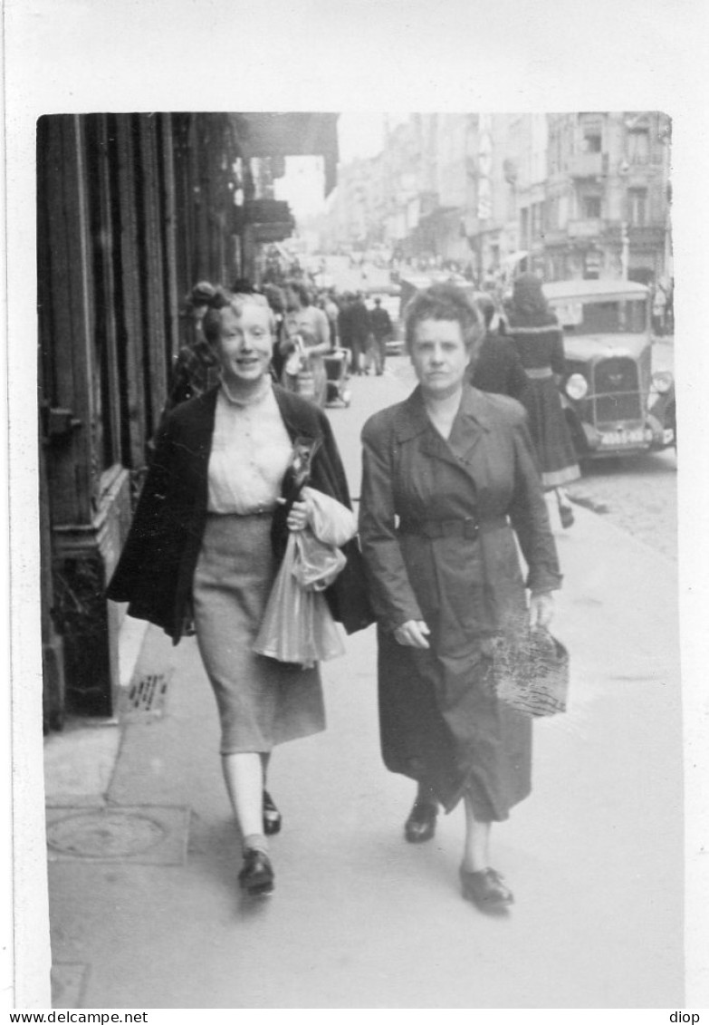 Photographie Photo Vintage Snapshot  Femme Women Rue Marche Walking Voiture  - Otros & Sin Clasificación