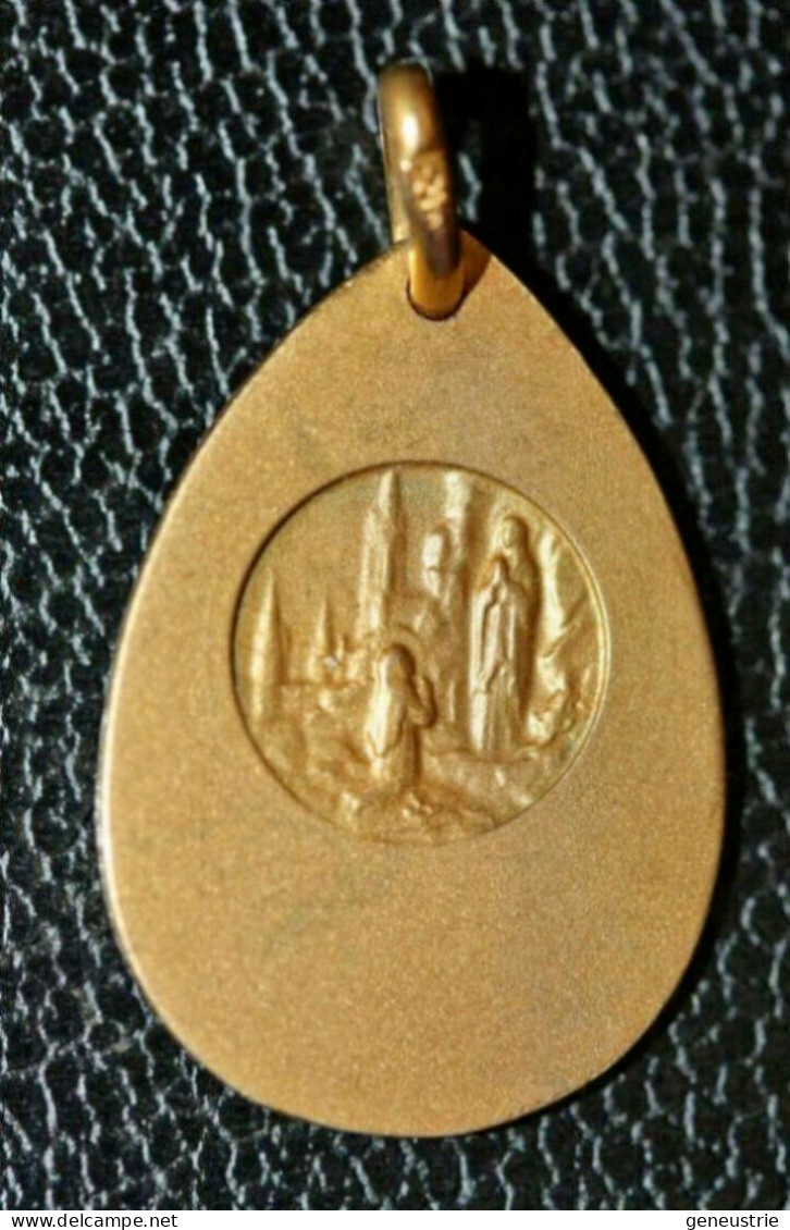 Médaille Religieuse Années 50 Plaqué Or Laminé "Notre-Dame De Lourdes" Religious Medal - Religion & Esotérisme