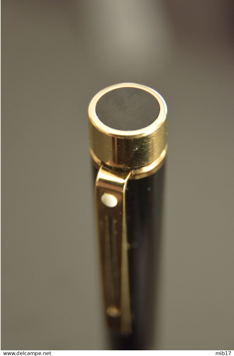 Stylo plume SHEAFFER USA TARGA laque noire système à pompe - plume or 14k