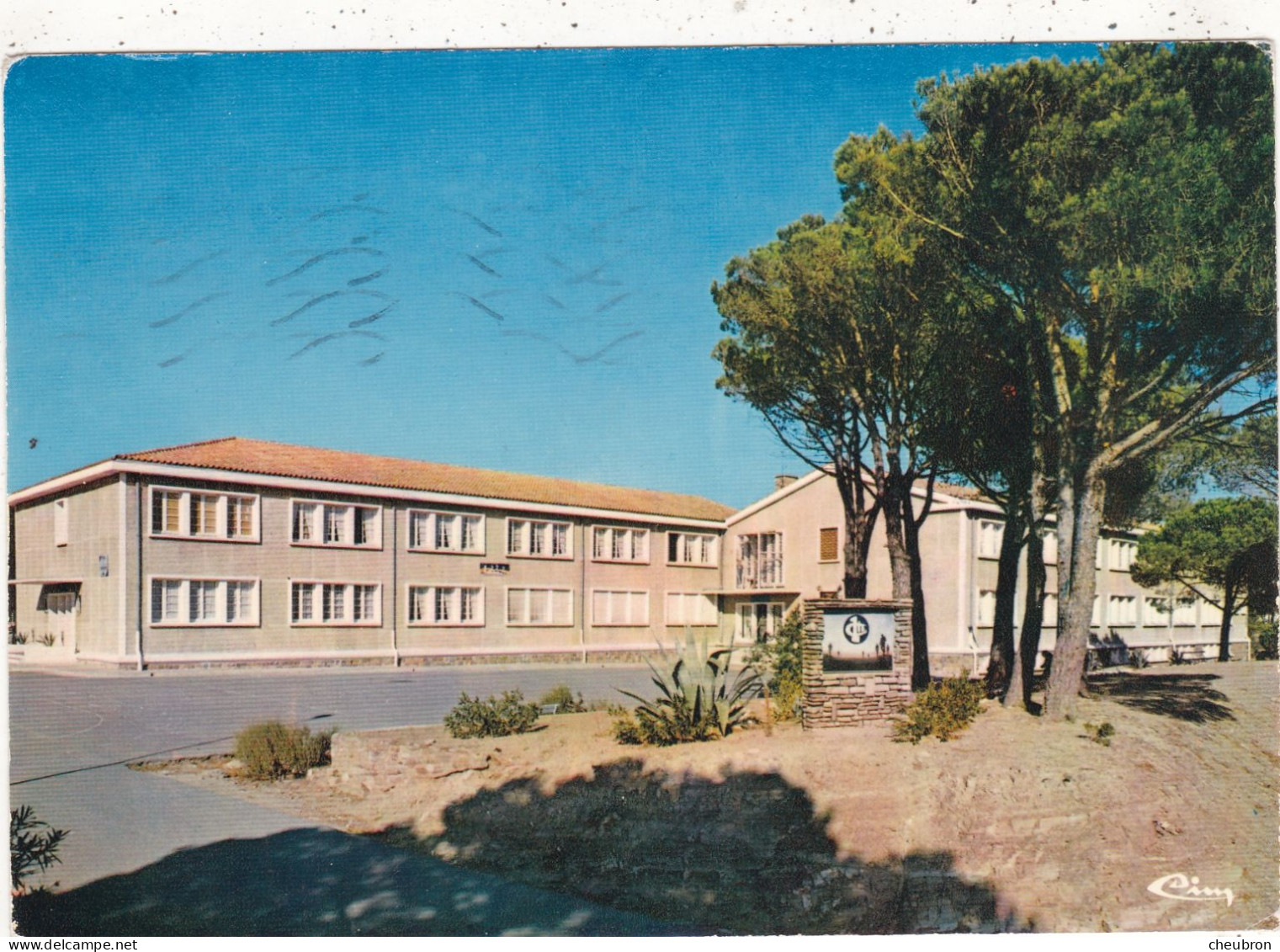 83.  FREJUS . CPSM. 4ème RIMA. BATIMENTS DE LA COMPAGNIE.. ANNEE 1982  + TEXTE - Frejus