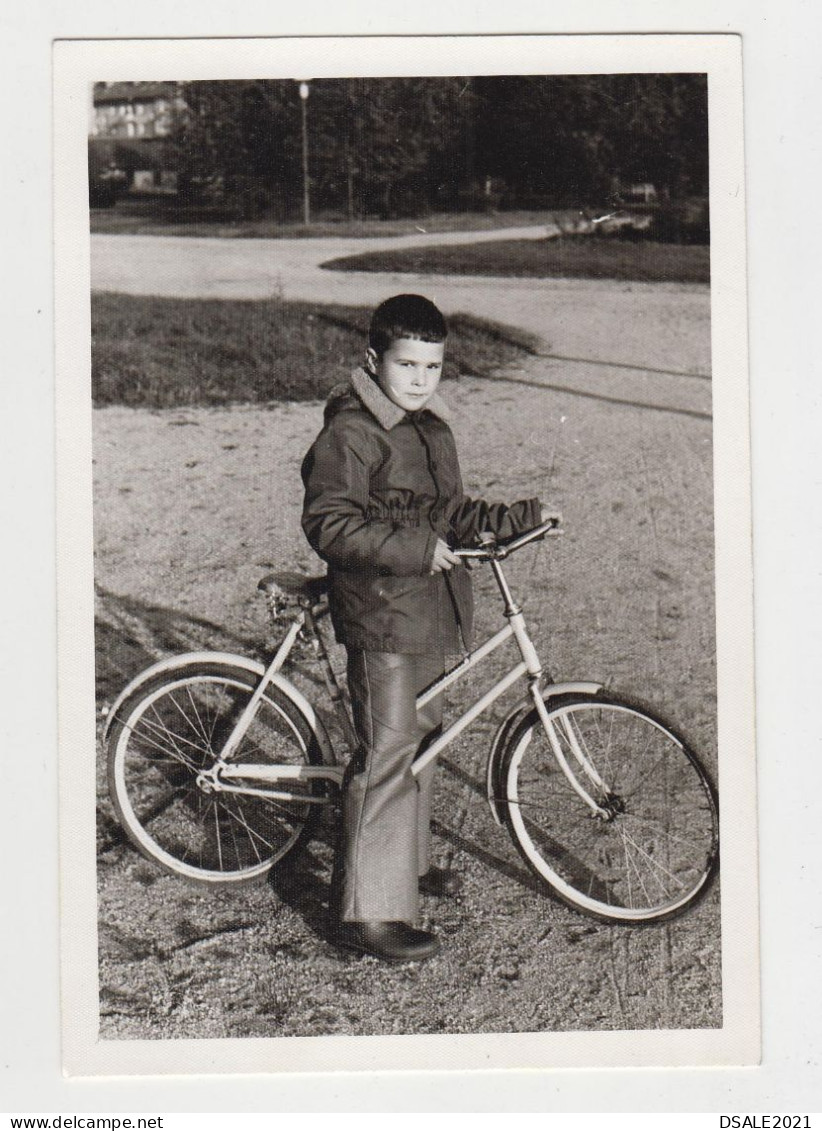 Boy, Pose With His Bicycle In Park, Portrait, Vintage Orig Photo 8.7x13cm. (27645) - Anonymous Persons