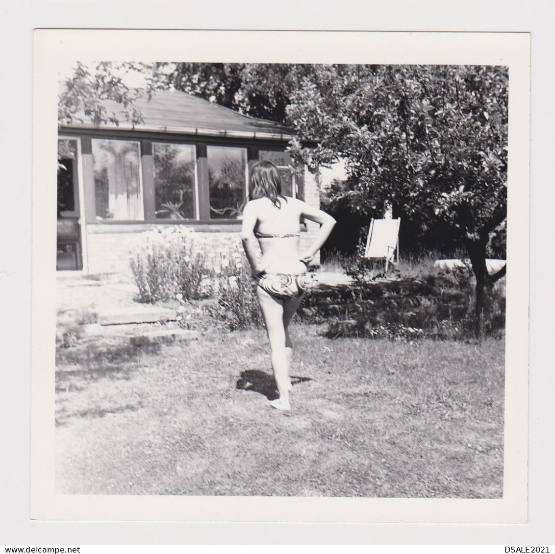 Lady, Woman With Swimwear, Pose In Yard, Rear Portrait, Vintage Orig Square Photo 9x9cm. (50642) - Pin-ups