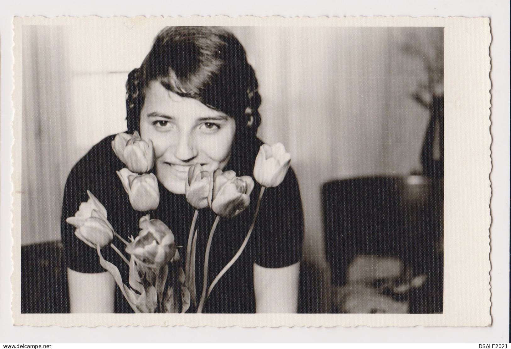 Pretty Young Woman, Smiling Lady, Funny Portrait With Tulips, Vintage Orig Photo 13.6x8.9cm. (50019) - Pin-ups