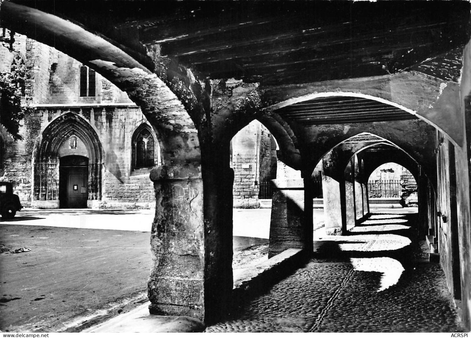 30  Villeneuve-lès-Avignon  La Rue Des Arcades    (scan R/V) 9 \PC1206 - Villeneuve-lès-Avignon