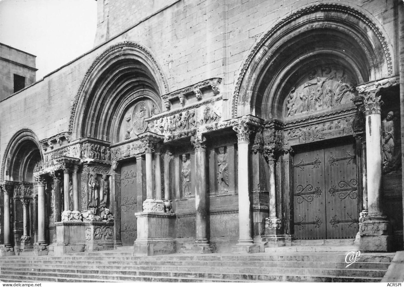 30  Saint-Gilles-du-Gard lot de 23 cartes de l'église Abbatiale    (scan R/V) 1 \PC1206