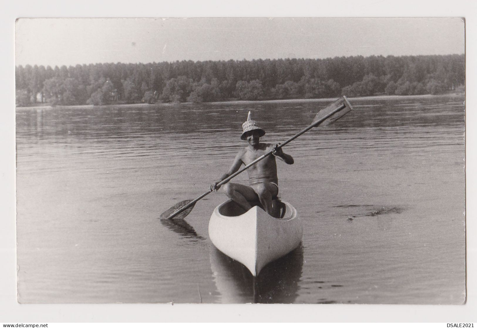 Shirtless Man Rowing In Canoe, Scene, Vintage Orig Photo 13.9x8.9cm. (64266) - Anonymous Persons