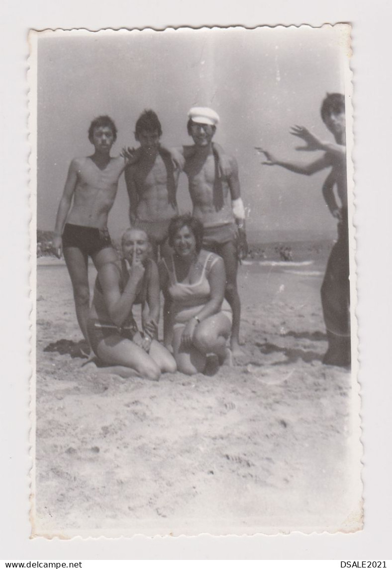Awesome Muscle Shirtless Men With Swimming Trunks, Few Guys On The Beach, Scene, Vintage Orig Photo 7.8x12.3cm. /67624 - Anonieme Personen