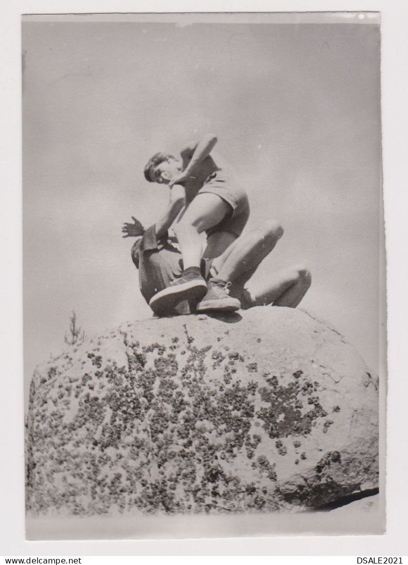 Guys, Two Young Men Fighting On The Big Rock, Scene, Vintage Orig Photo 9x13.1cm. (68585) - Anonymous Persons