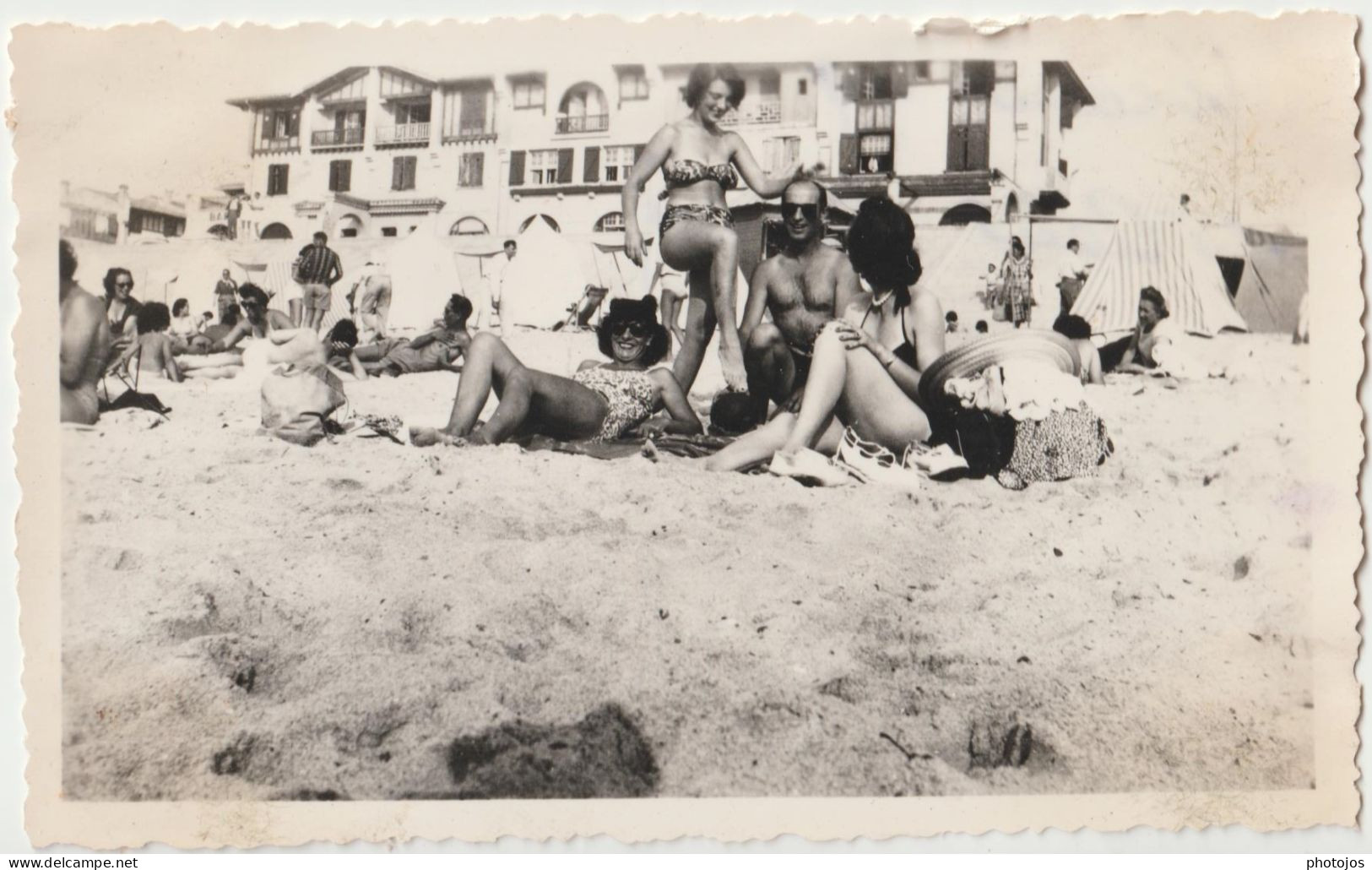 2 Photos Snapshot Sur La Plage De Biarritz (64)  Devant L'Hôtel De La Plage  Femme En Maillot De Bains  1949 - Places