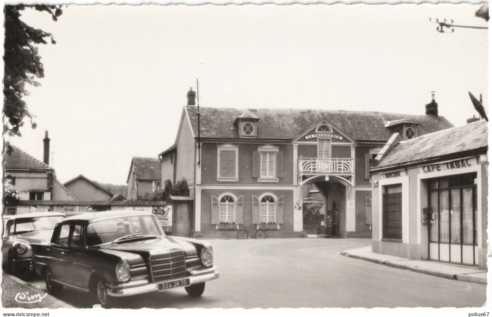 CPSM DE JOUY  (EURE & LOIR)  LA PLACE ET L'HÔTEL DE LA PROVIDENCE - Jouy