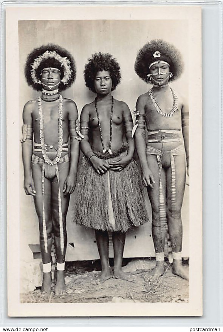 PAPUA NEW GUINEA - Nude Girl And Two Papuan Warriors - REAL PHOTO - Publ. A. & K. Gibson. - Papua Nueva Guinea