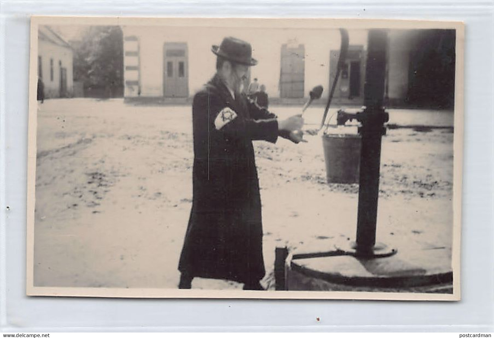 JUDAICA - Poland - BARANOW SANDOMIERSKI - Jew At The Water Pump In The Ghetto - World War II - REAL PHOTO - Publ. Foto A - Jodendom