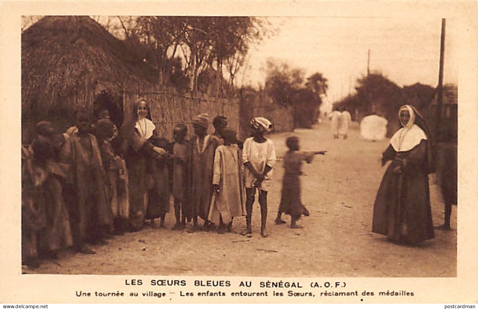Les Soeurs Bleues Au Sénégal - Une Tournée Au Village - Les Enfants Entourent Les Soeurs, Réclamant Des Médailles - Ed.  - Senegal