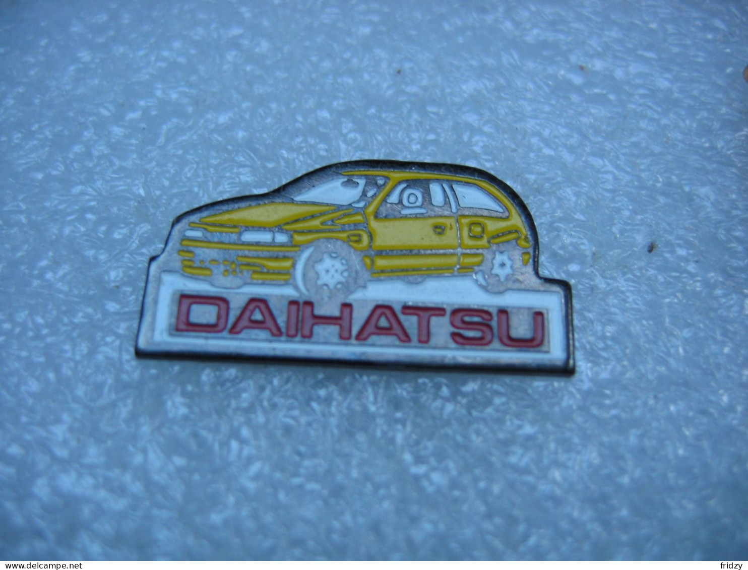 Pin's D'une Voiture De La Marque Daihatsu - Other & Unclassified