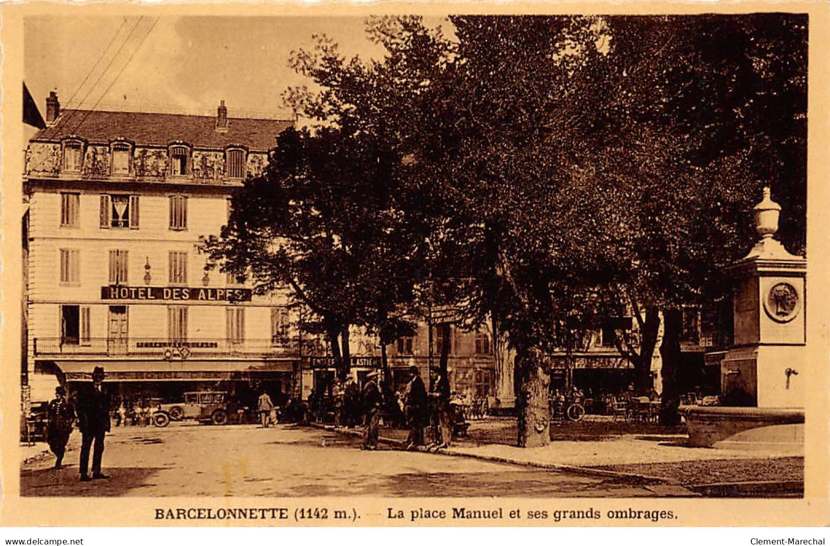 BARCELONNETTE - La Place Manuel Et Ses Grands Ombrages - Très Bon état - Barcelonnette