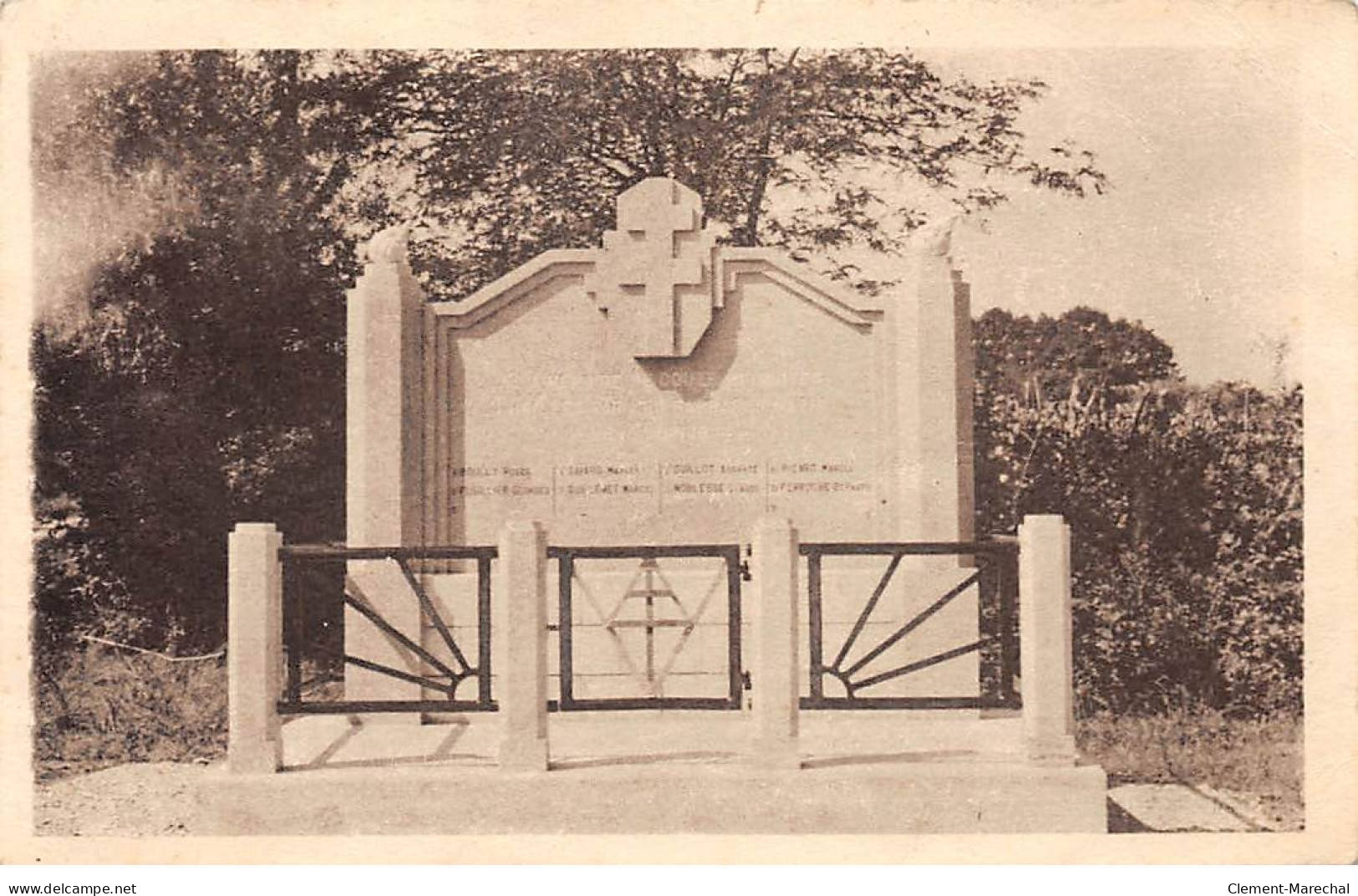 Ce Monument, Création De M. P. Carron, à été érigé à VILLENEUVE, Commune De DOMSURE - état - Zonder Classificatie
