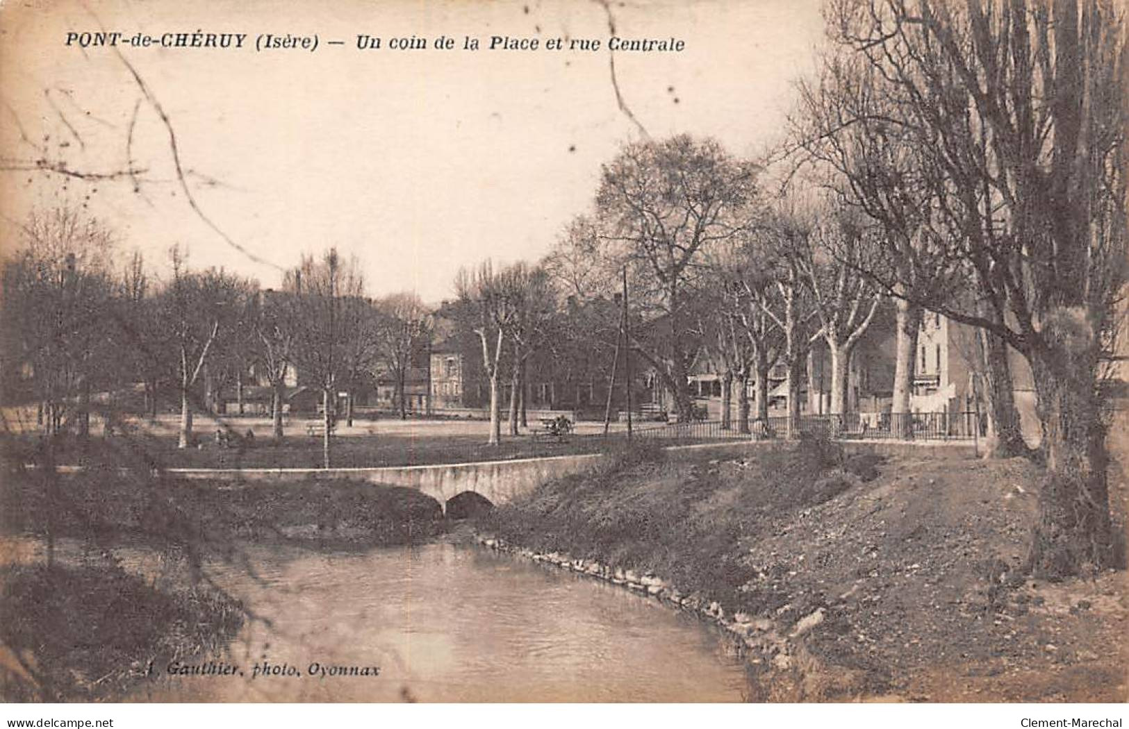 PONT DE CHERUY - Un Coin De La Place Et Rue Centrale - Très Bon état - Pont-de-Chéruy