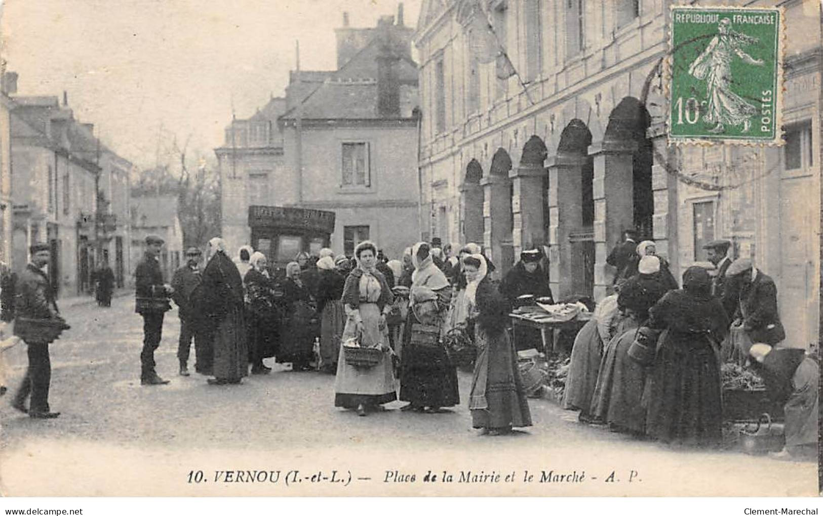 VERNOU - Place De La Mairie Et Le Marché - Très Bon état - Other & Unclassified
