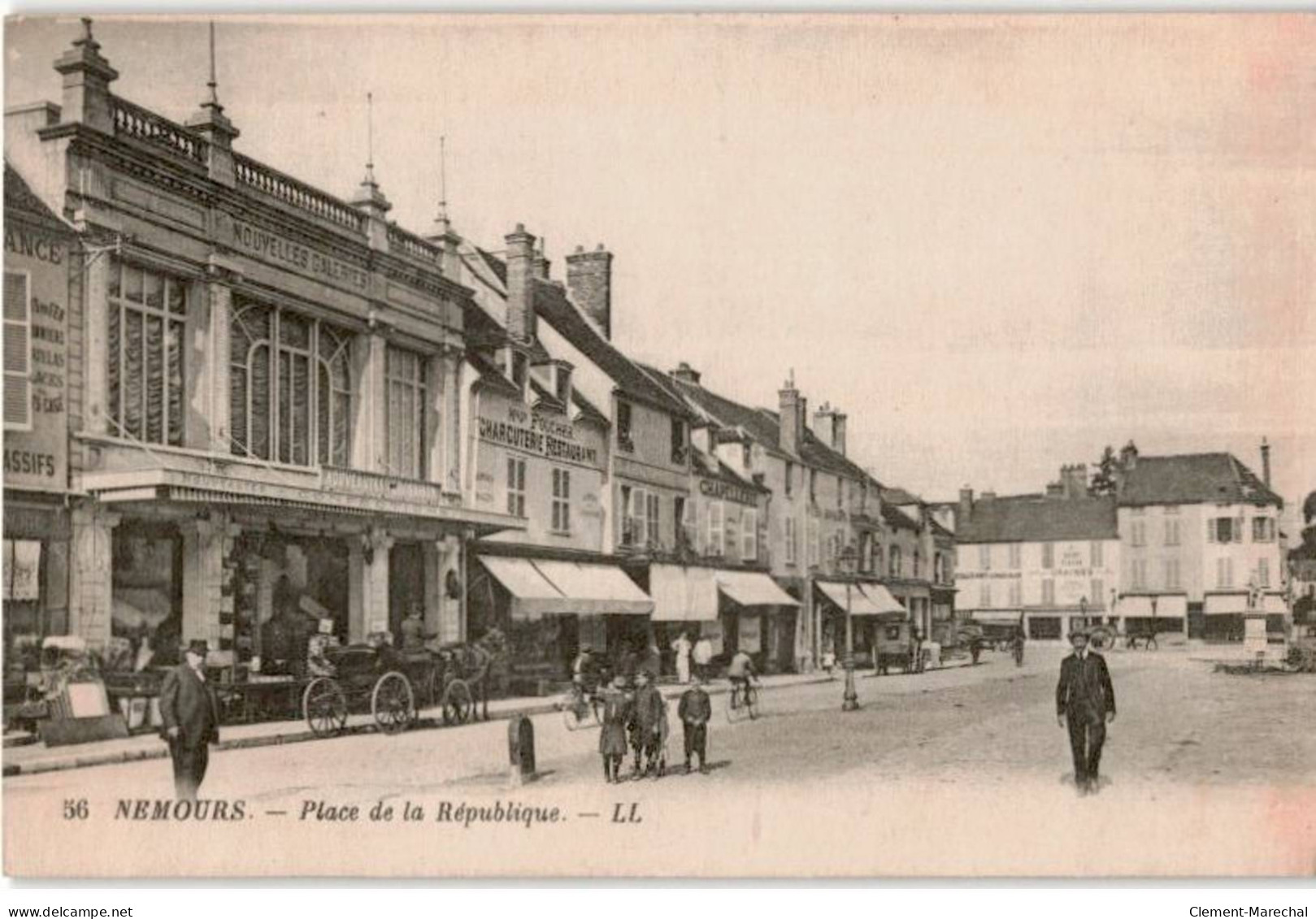 NEMOURS: Place De La République - Très Bon état - Nemours