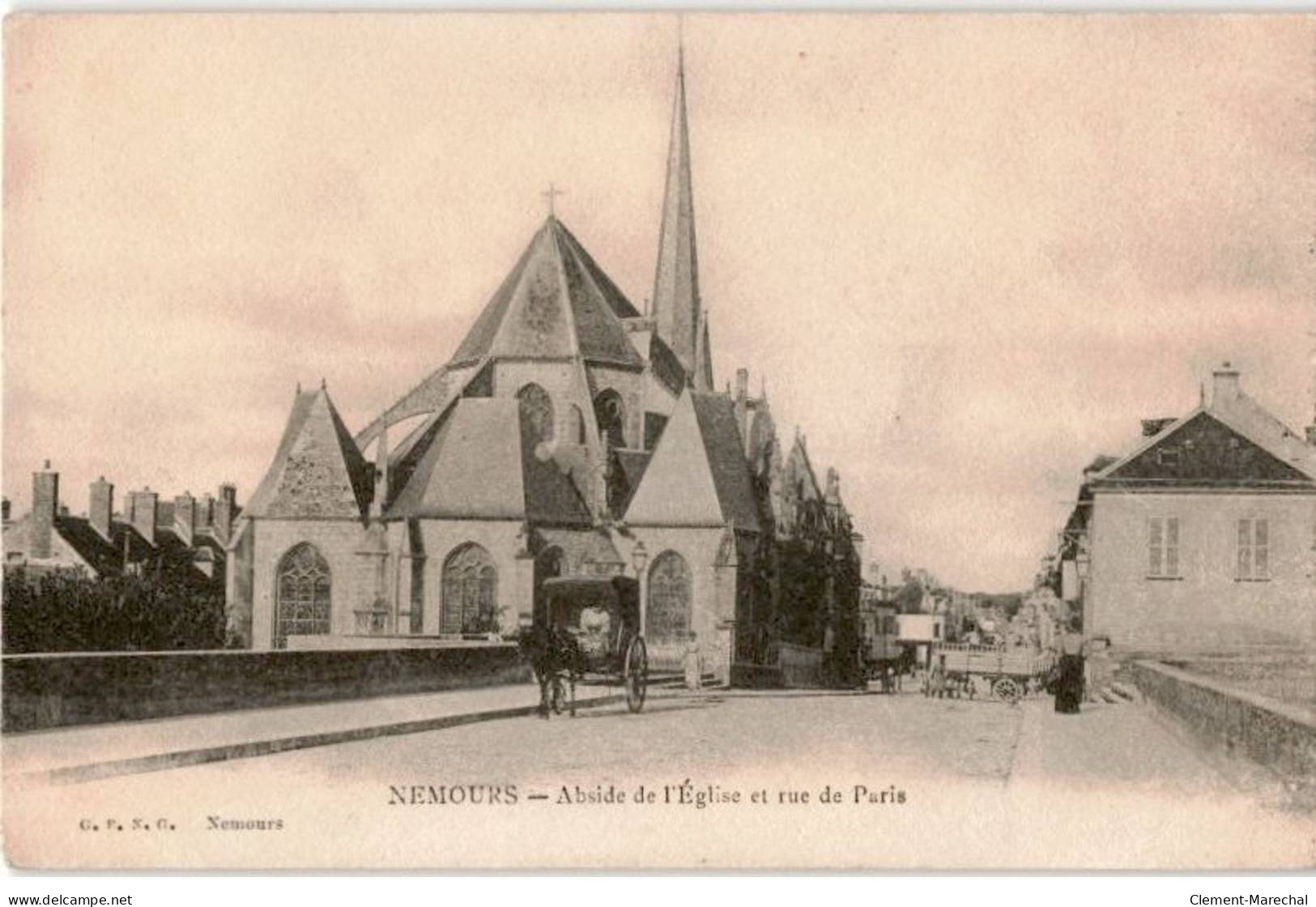 NEMOURS: Abside De L'église Et Rue De Paris - Nemours