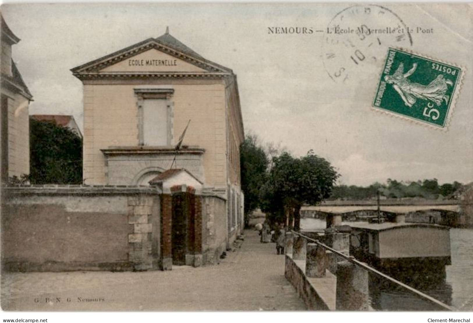 NEMOURS: L'école Maternelle Et Le Pont - état - Nemours