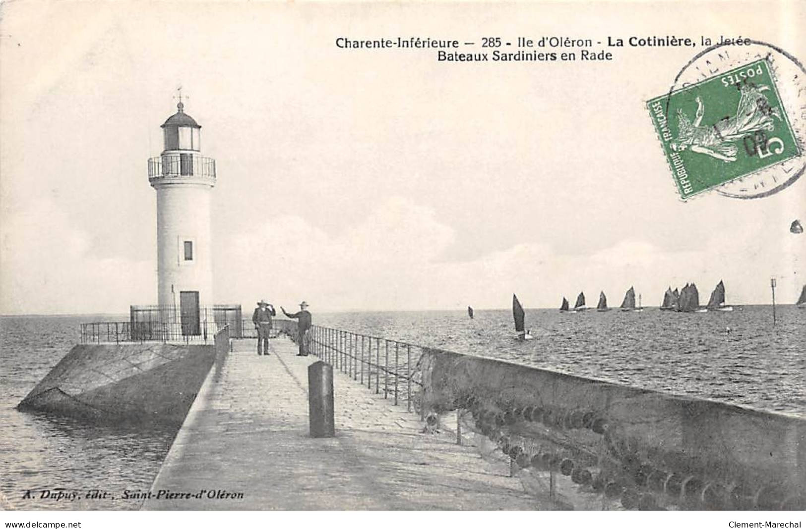 ILE D'OLERON - La Cotinière - La Jetée - Bateaux Sardiniers En Rade - état - Ile D'Oléron