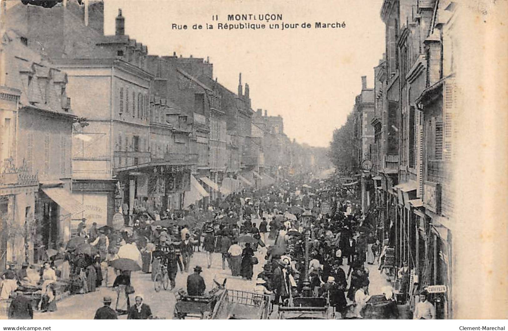 MONTLUCON - Rue De La République Un Jour De Marché - Très Bon état - Montlucon