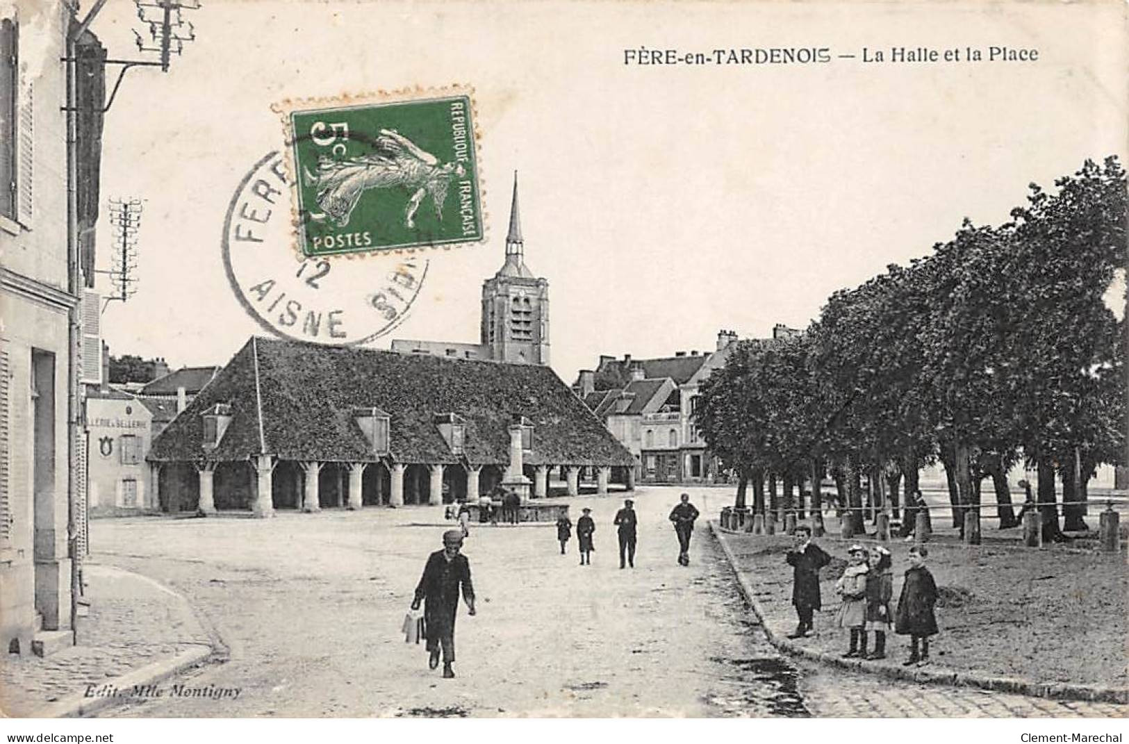 FERE EN TARDENOIS - La Halle Et La Place - Très Bon état - Fere En Tardenois