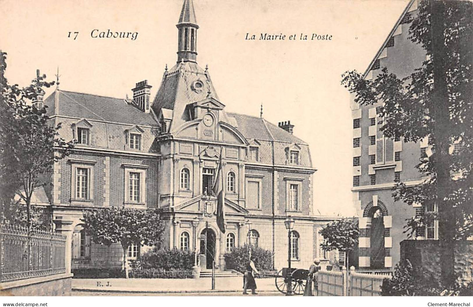 CABOURG - La Mairie Et La Poste - Très Bon état - Cabourg