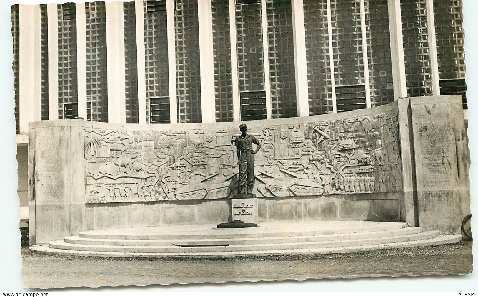 Douala, Le Monument Au Général Leclerc (scan Recto-verso) Ref 1037 - Cameroun