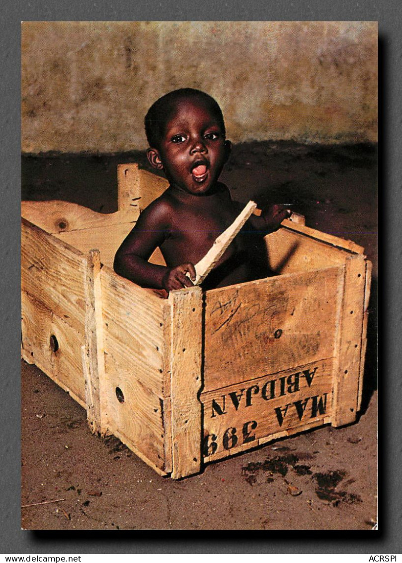 Cote D'ivoire ABIDJAN Missions Africaines,  Bébé Dans Une Caisse (scan Recto-verso) Ref 1035 - Ivoorkust