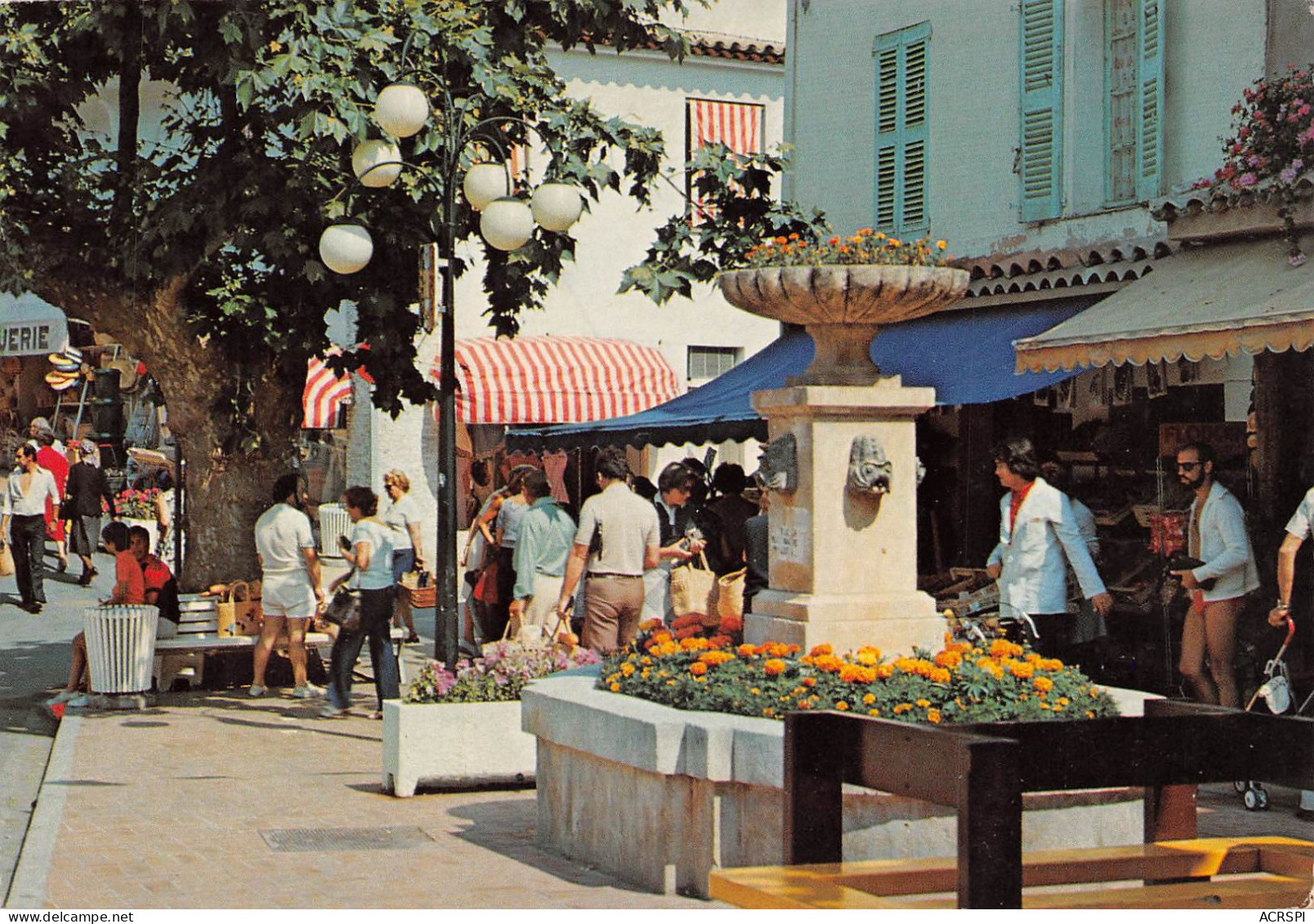 83  Sainte-Maxime La Place Du Marché  (Scan R/V) N°   28   \PP1099Bis - Sainte-Maxime