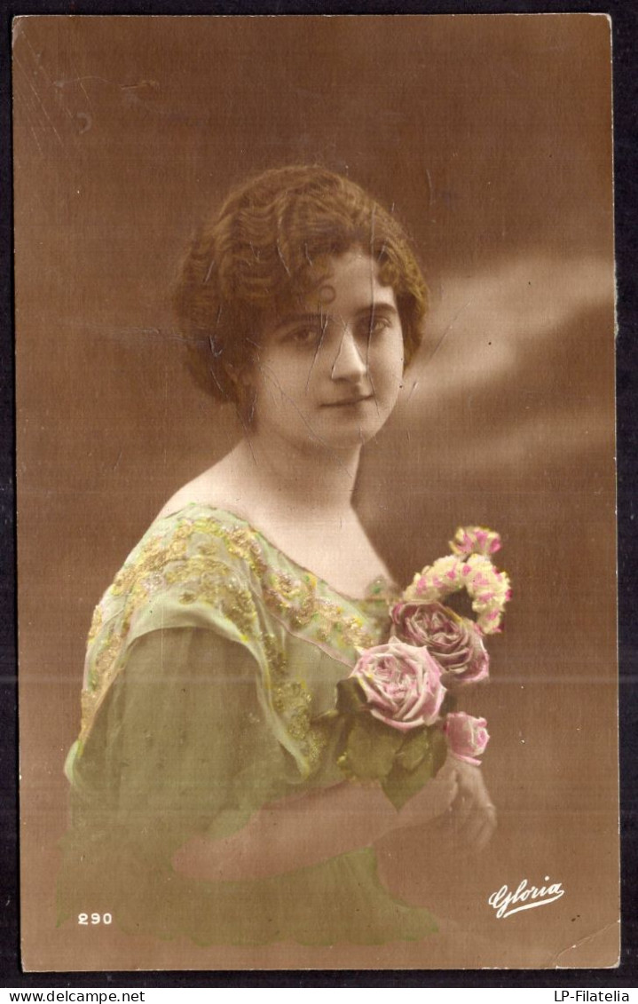 Uruguay - 1919 - Femme - Colorized - Woman Posing With Roses - Vrouwen