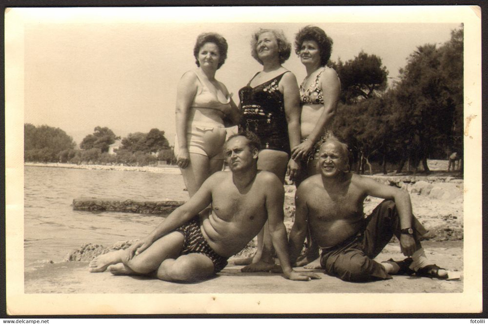 Trunks Muscular Men Guys And Bikini Women    On Beach   Guy Int Old  Photo 14x9 Cm # 41262 - Anonyme Personen