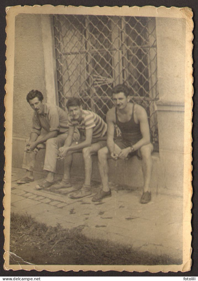 Three Men Guys  Sitting Outside  Guy Int Old  Photo 7x10 Cm # 41263 - Personnes Anonymes