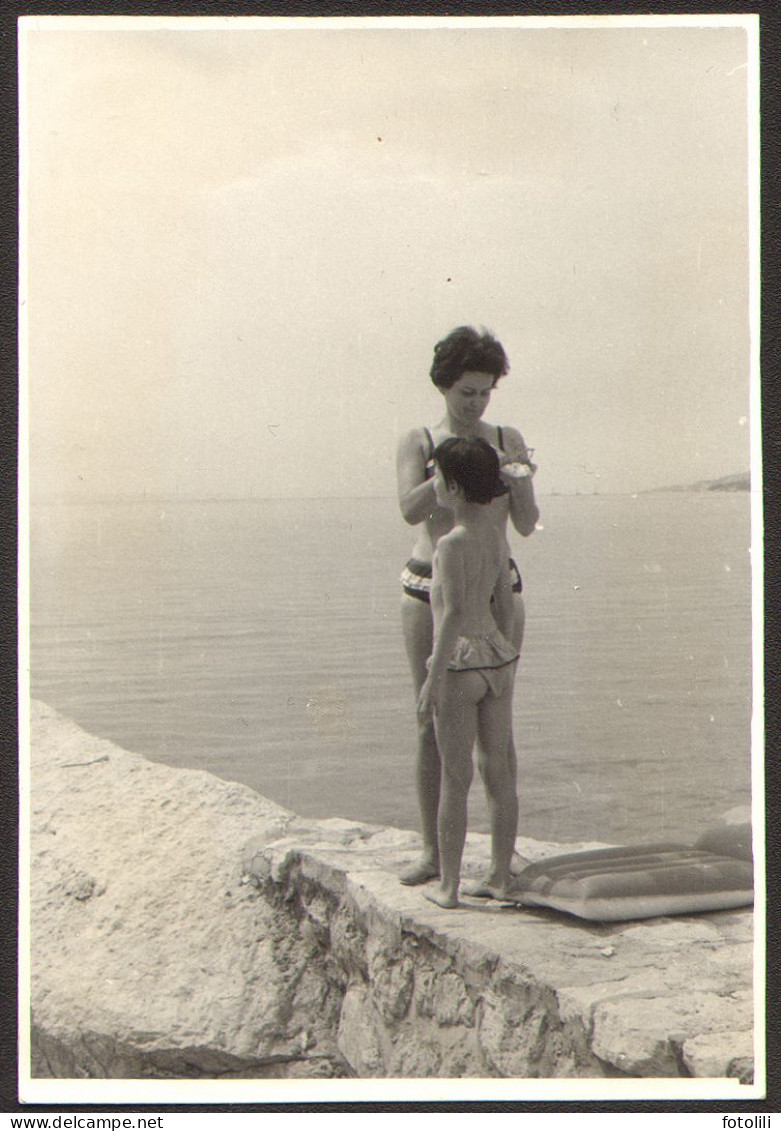 Bikini Woman And Girl On Beach Old  Photo 6x9 Cm # 41269 - Anonymous Persons