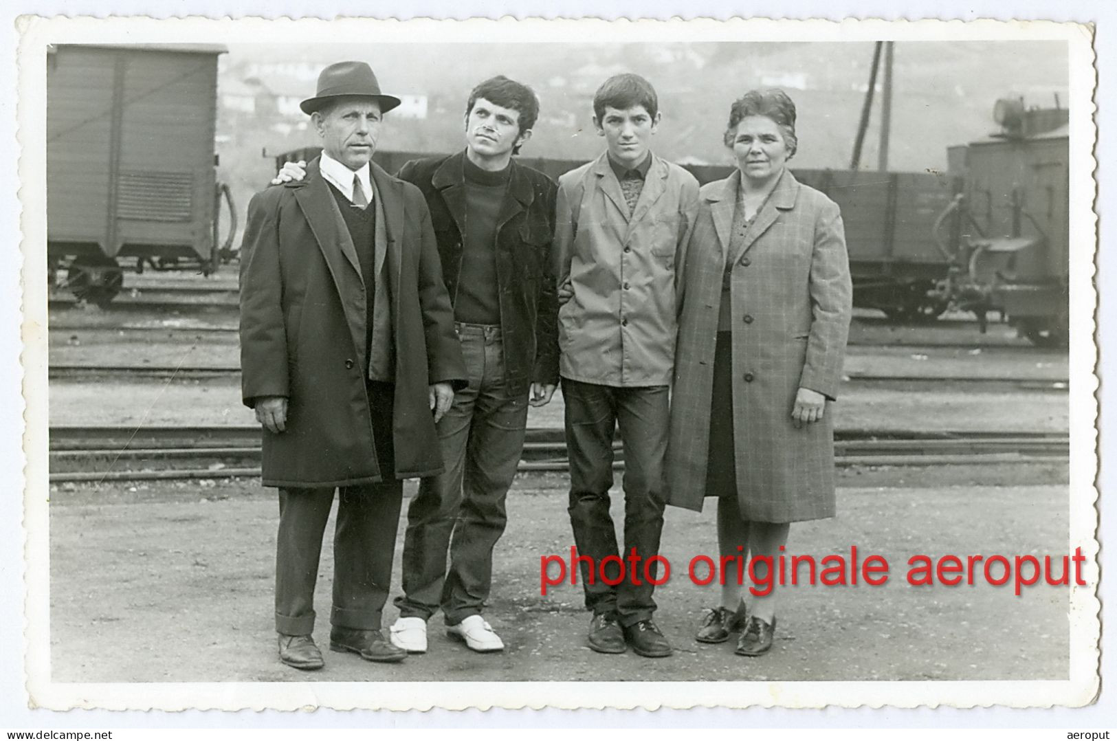 Photo Ancienne, Une Famille Pose à La Gare De Marchandises, Triage, Wagon, Train, Chemin De Fer, Serbie (Yugoslavia) - Eisenbahnen